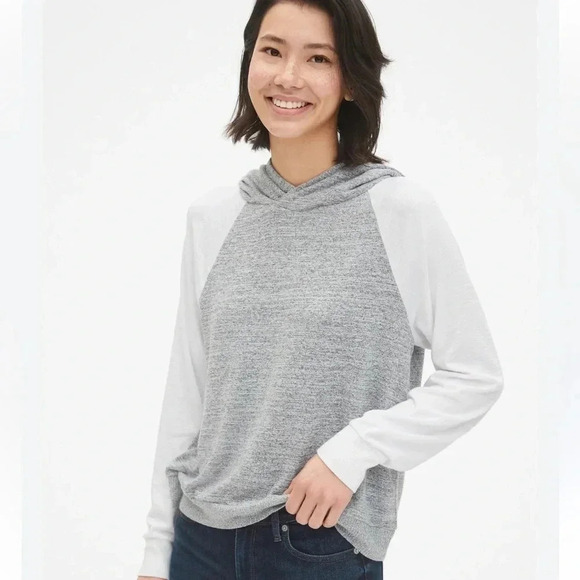 🍀2/$22 GAP Raglan Softspun Hooded Lightweight Sweater Gray White Womens Medium - Picture 2 of 12